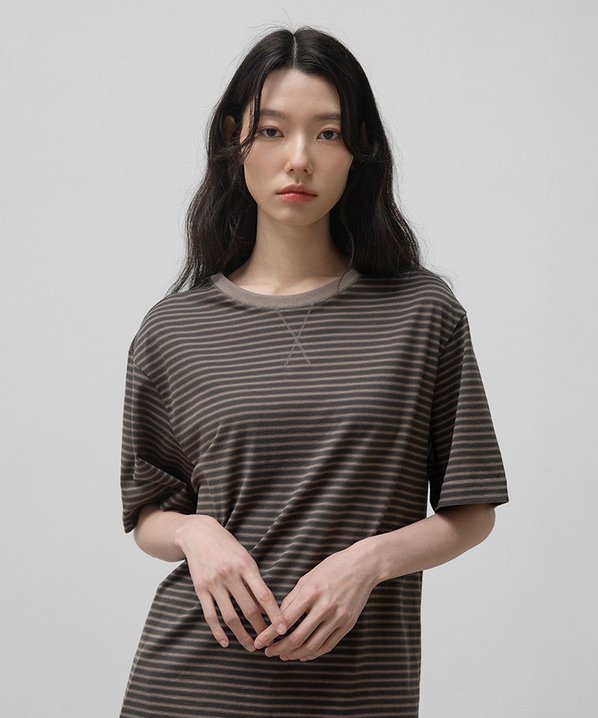 어나더오피스 우먼(ANOTHER OFFICE WOMEN) w. Gusset Stripe Tee (Charcoal)