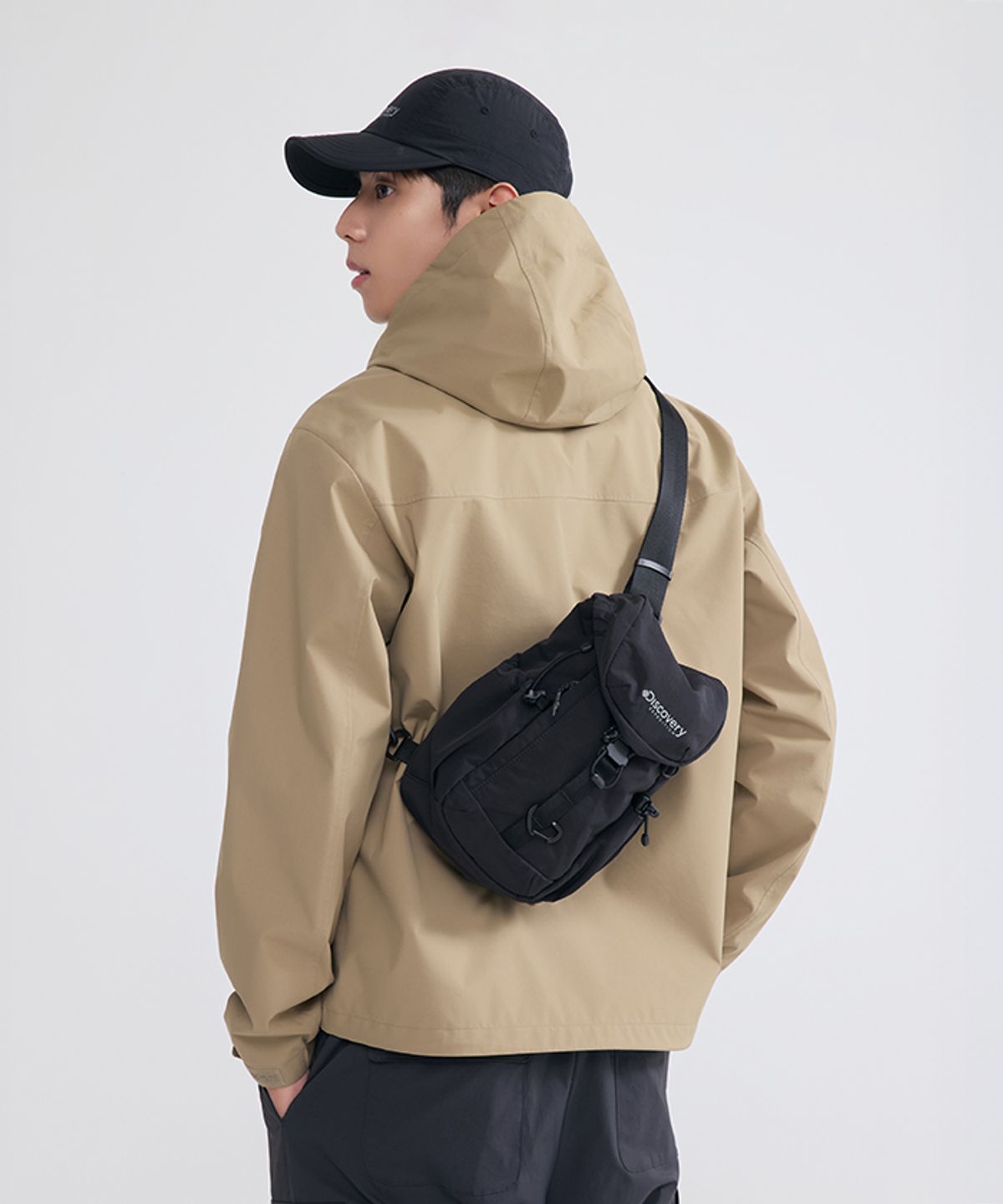 디스커버리 익스페디션(DISCOVERY EXPEDITION) 리프트 플랩 슬링백 (BLACK)