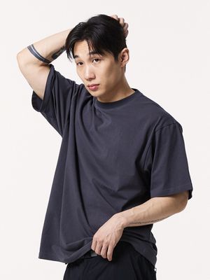 오버핏 에센셜 플로우 라이트 쇼츠 슬리브 (Charcoal)