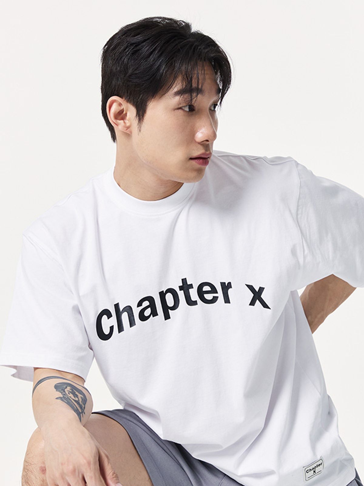 챕터엑스(CHAPTER.X) 오버핏 에센셜 X쇼츠 슬리브 (White)