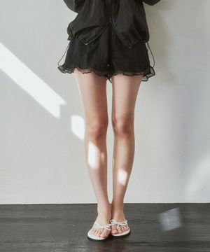 (woman) 펀칭 프릴 숏팬츠_Black