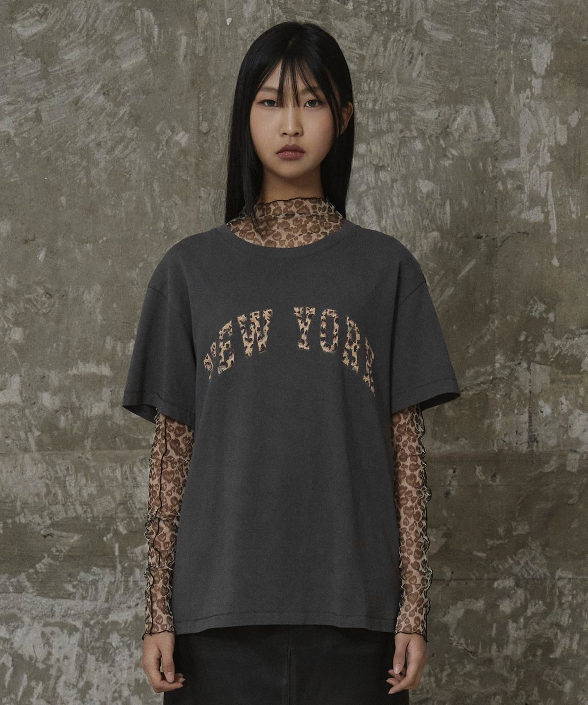 에르에르(ERER) Vintage Leopard New York Artwork T-Shirt Charcoal