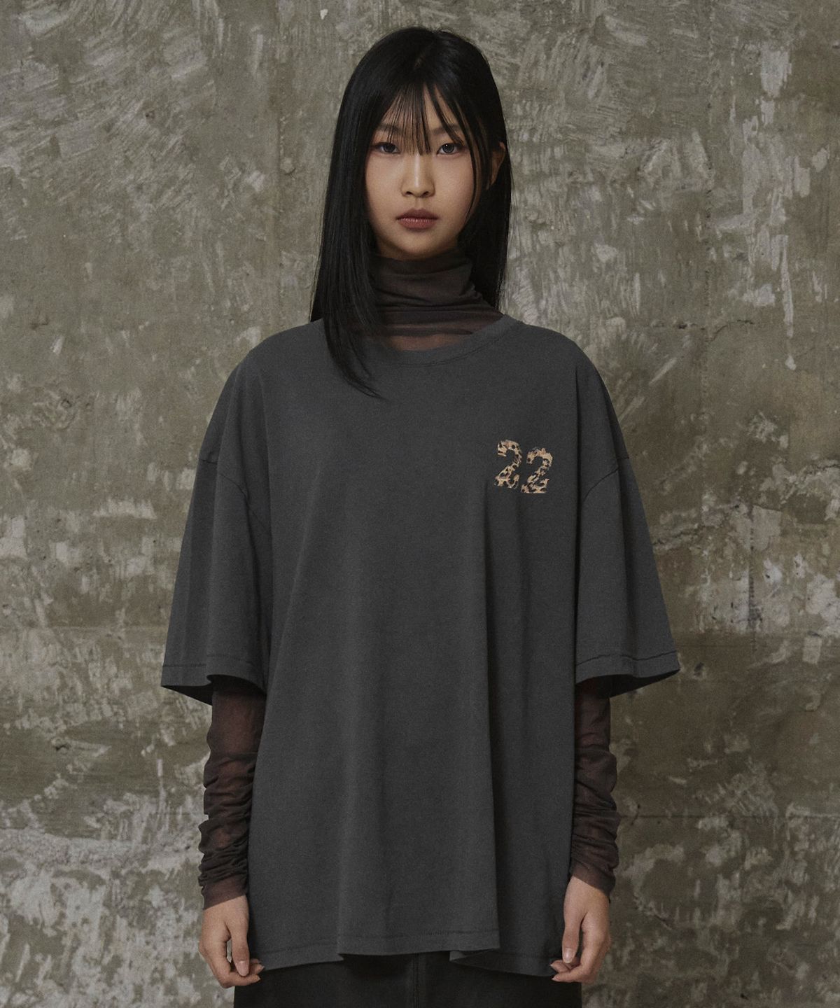 에르에르(ERER) Overfit Vintage Leopard 22 Artwork T-Shirt Charcoal
