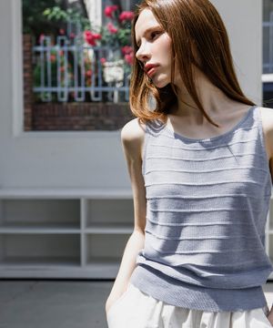 비스코스 에어리 슬리브리스 니트 탑