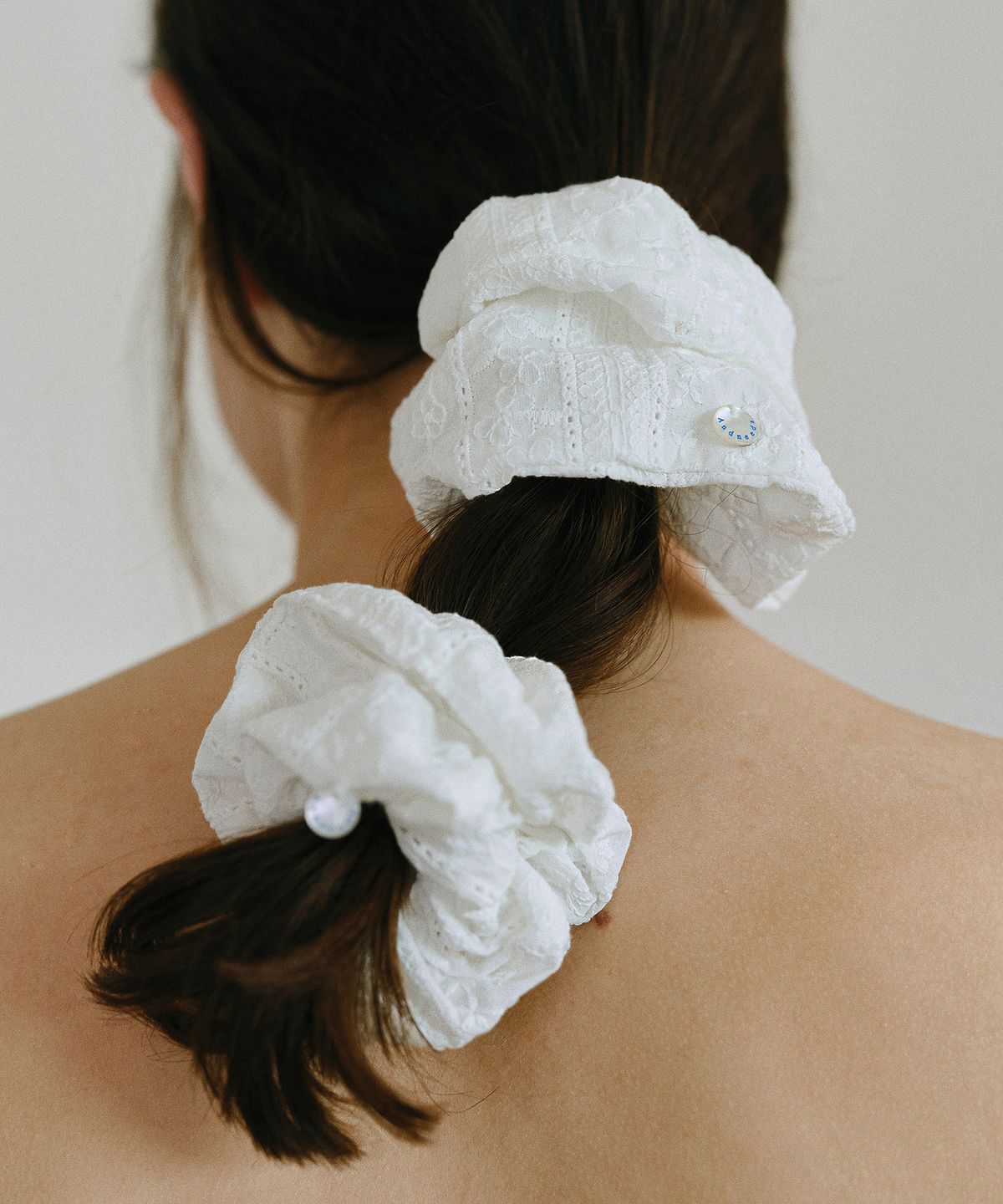 앤니즈(ANDNEEDS) Punching scrunchie (white)