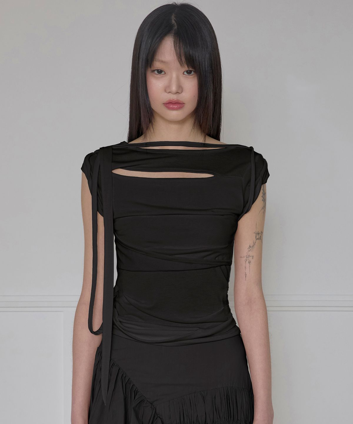 플레어업(FLAREUP) Asymmetrical Draped Strap Roll-Up T-Shirt (FL-170_Black)