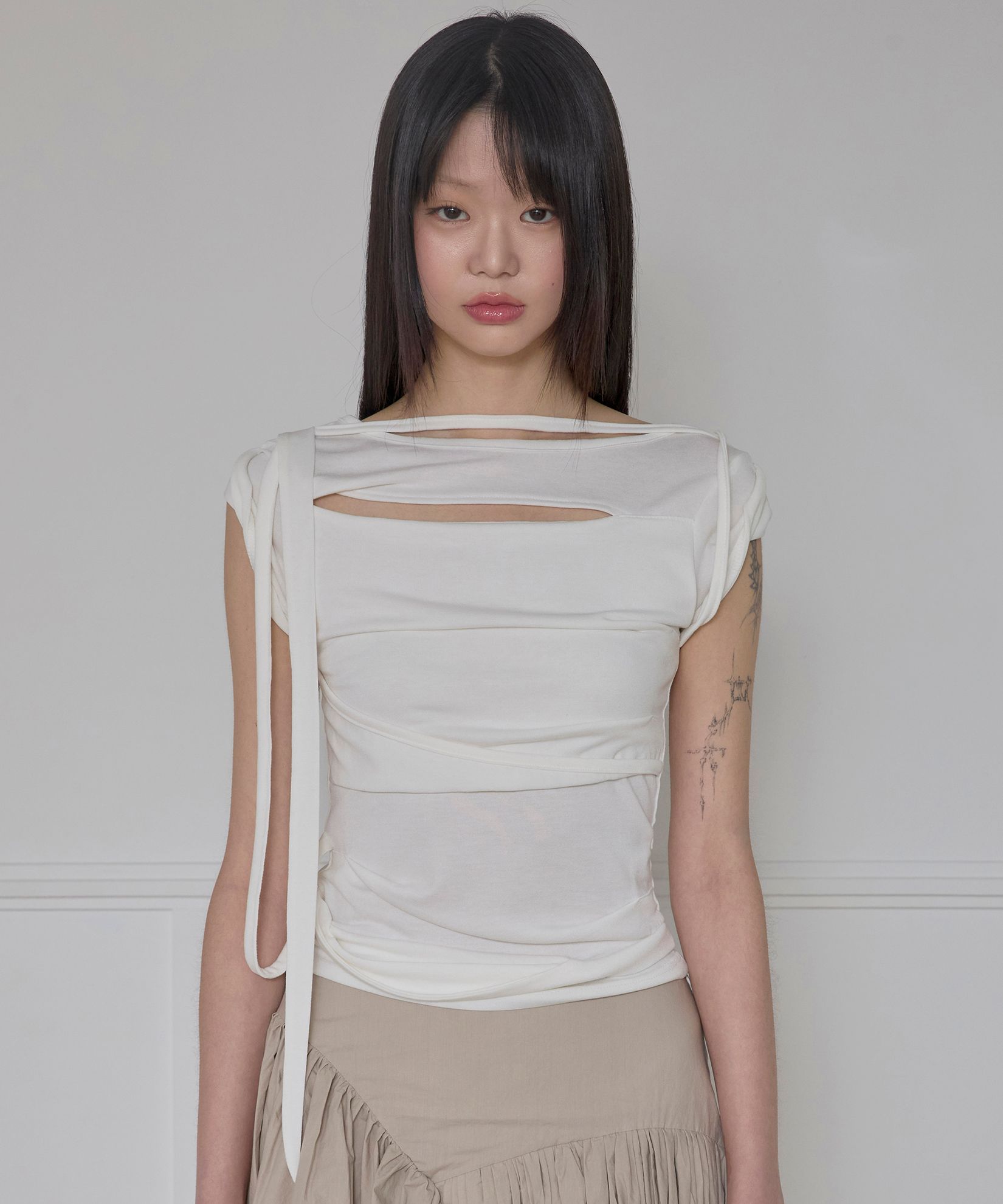 本物の MUSINSA | FLAREUP Asymmetrical Draped Strap Roll-Up T-Shirt トップス