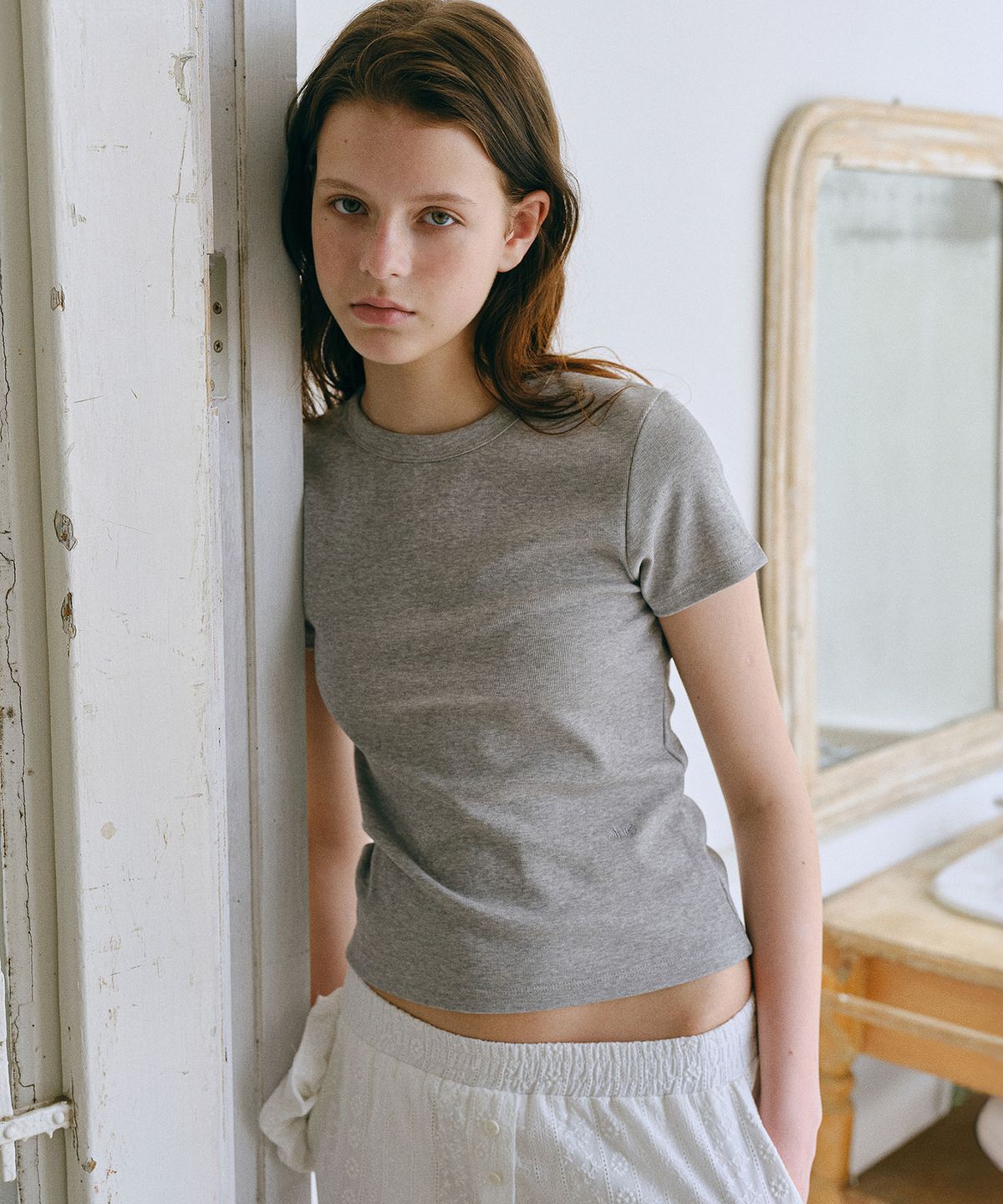 앤니즈(ANDNEEDS) Bessette half tee (melange gray)