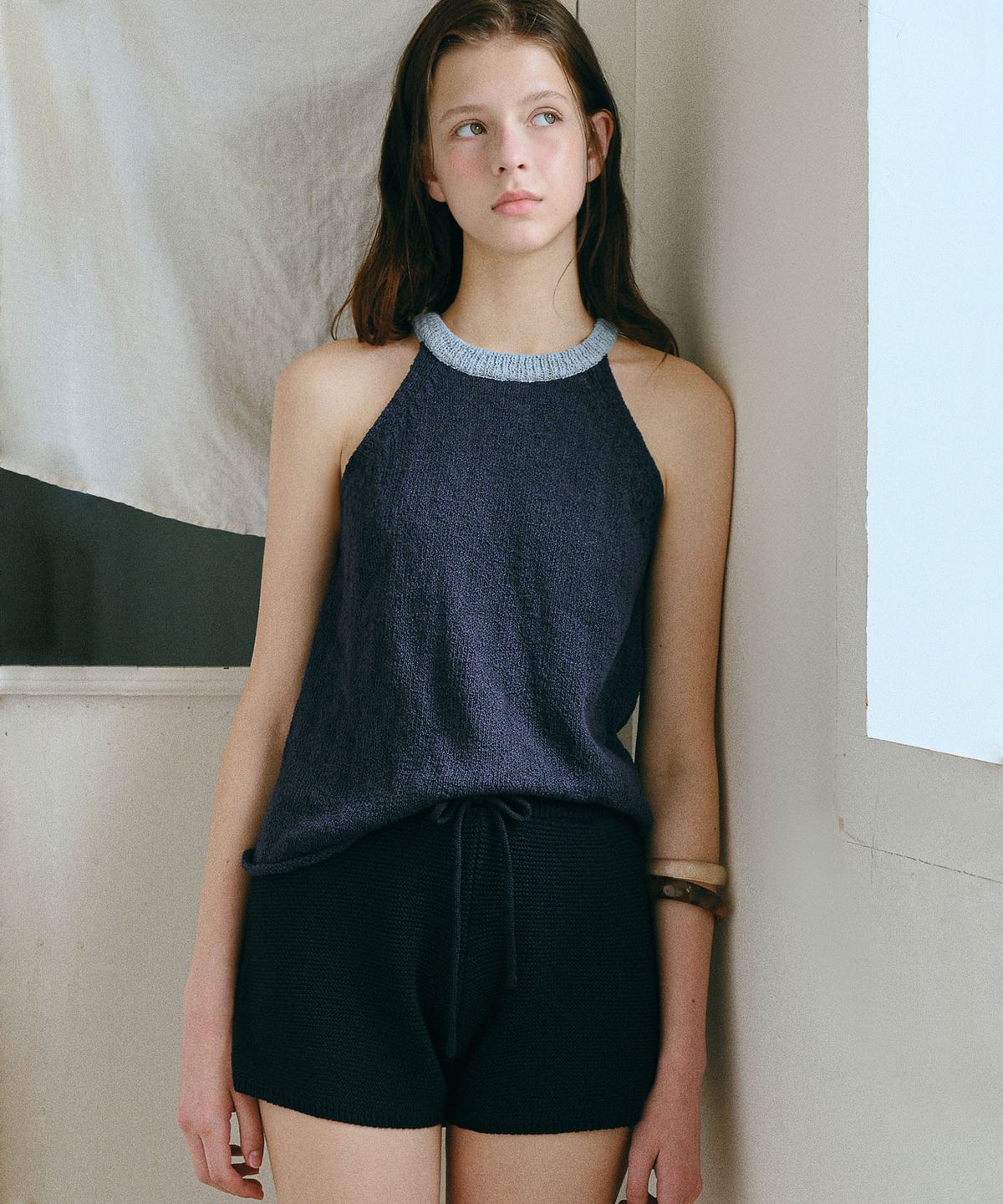 앤니즈(ANDNEEDS) Fetta halter sleeveless (navy)