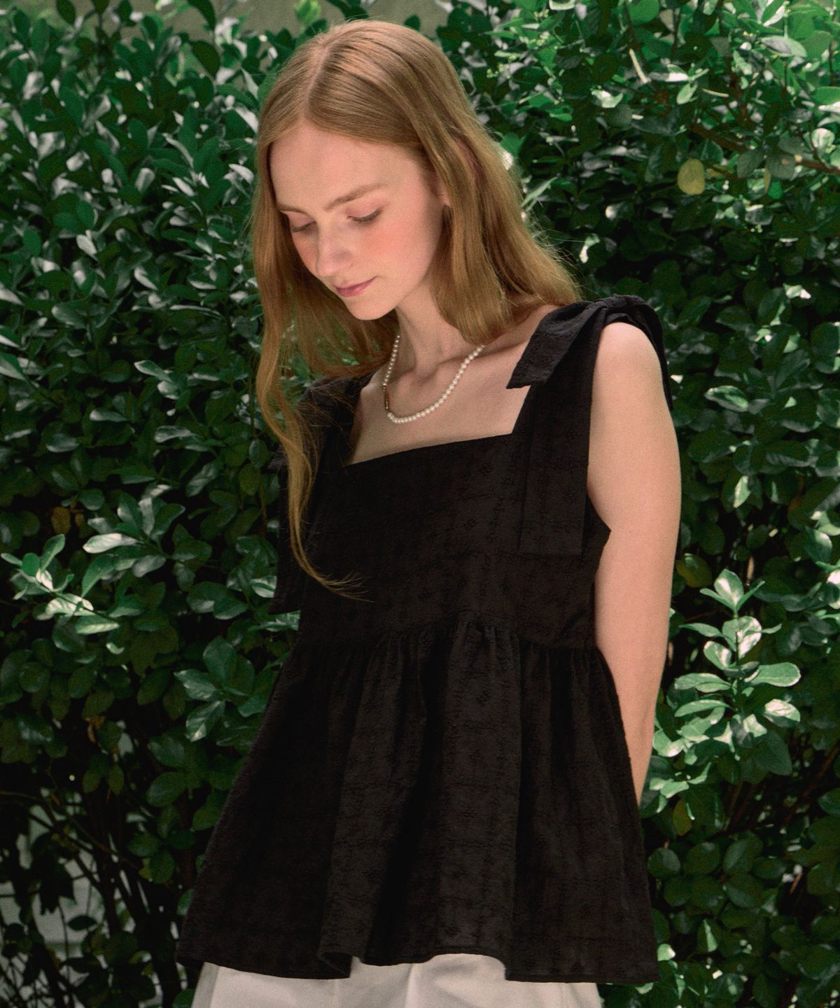논로컬(NONLOCAL) Bella Lace Ribbon Sleeveless Blouse - Black