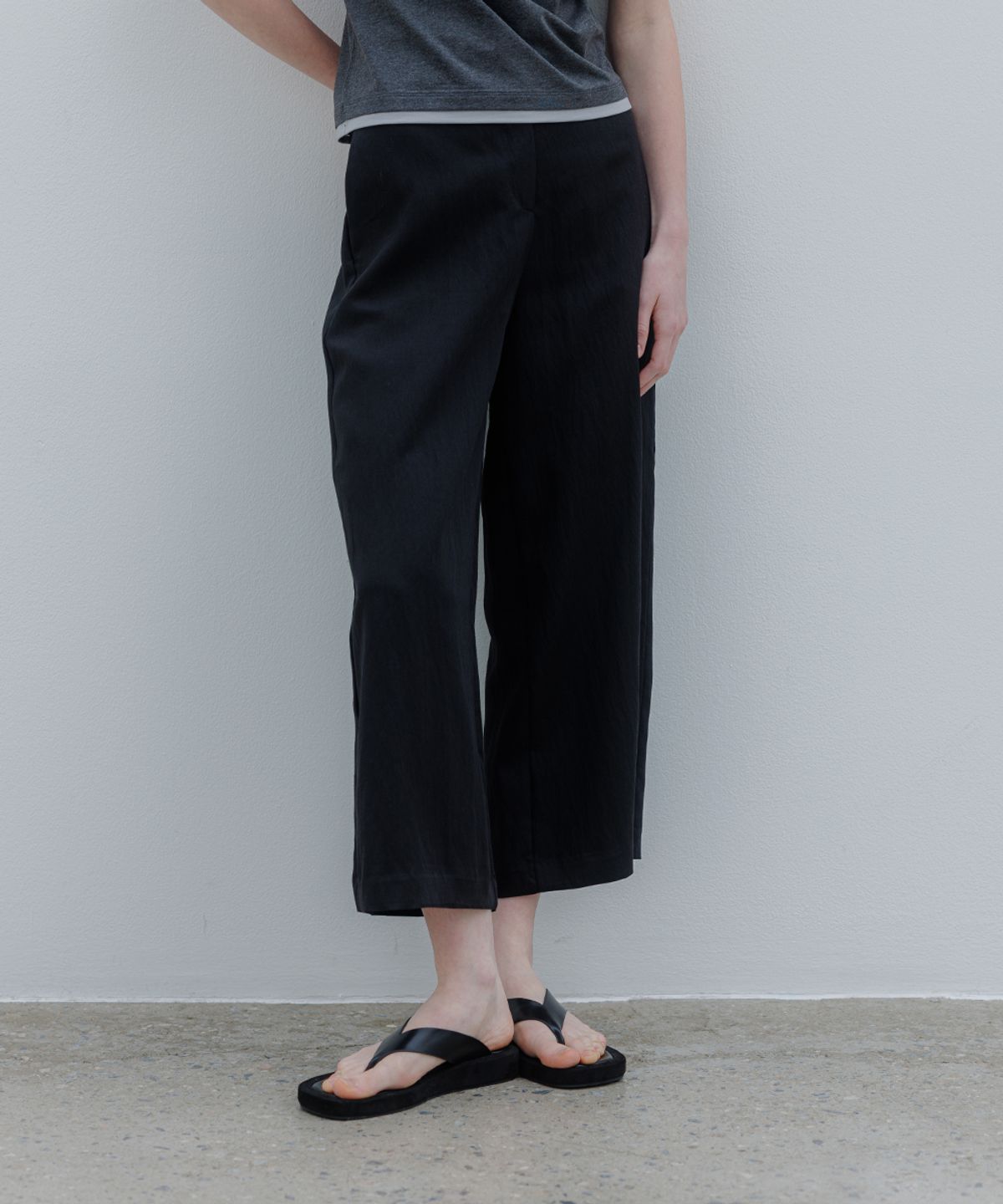 모헤(MOHAE) Tailored cropped trousers _ black