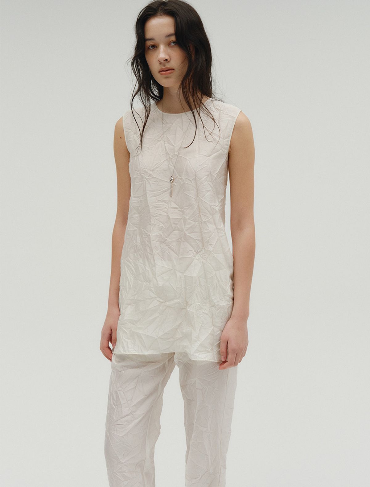 솔티페블(SALTY PEBBLE) CRINKLED SHEER SLEEVELESS DRESS [IVORY]