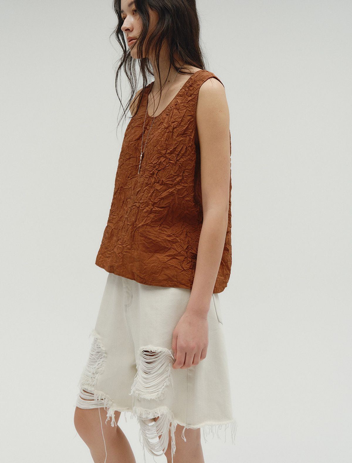 솔티페블(SALTY PEBBLE) CRINKLED SLEEVELESS [BROWN]