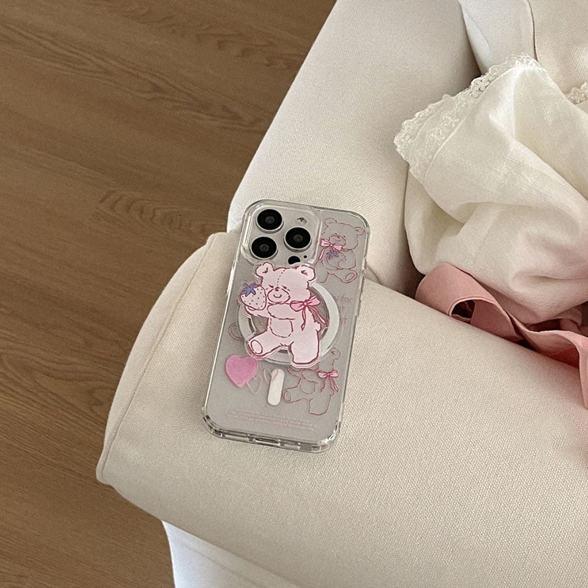 메이드모먼(MADEMOMENT) fluffy strawberry bear 디자인 [맥세이프 젤하드 폰케이스]