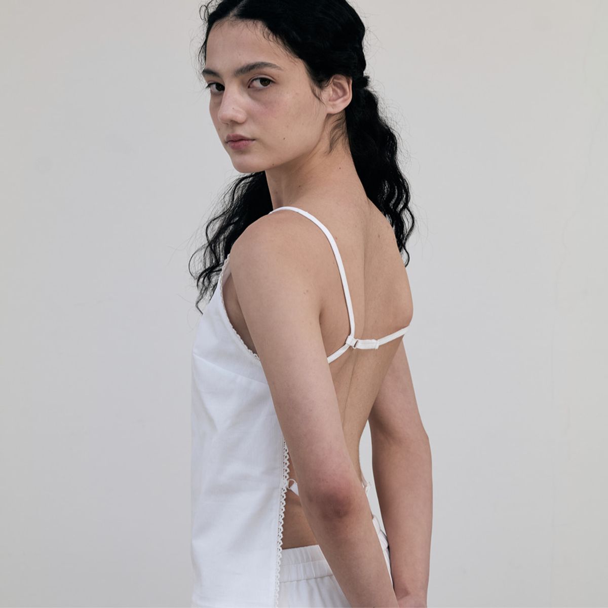 지비에이치 어패럴(GBH APPAREL) BACKLESS STRAP POINT TOP / WHITE
