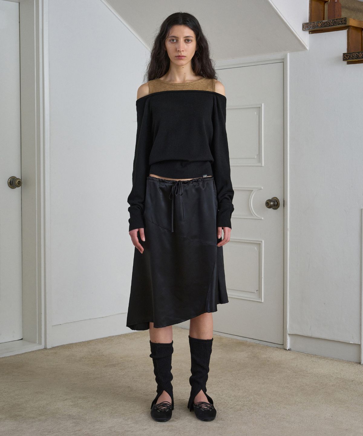 시메트릭 퍼센트(SYMMETRICPERCENT) Asymmetric Satin Skirt / Black