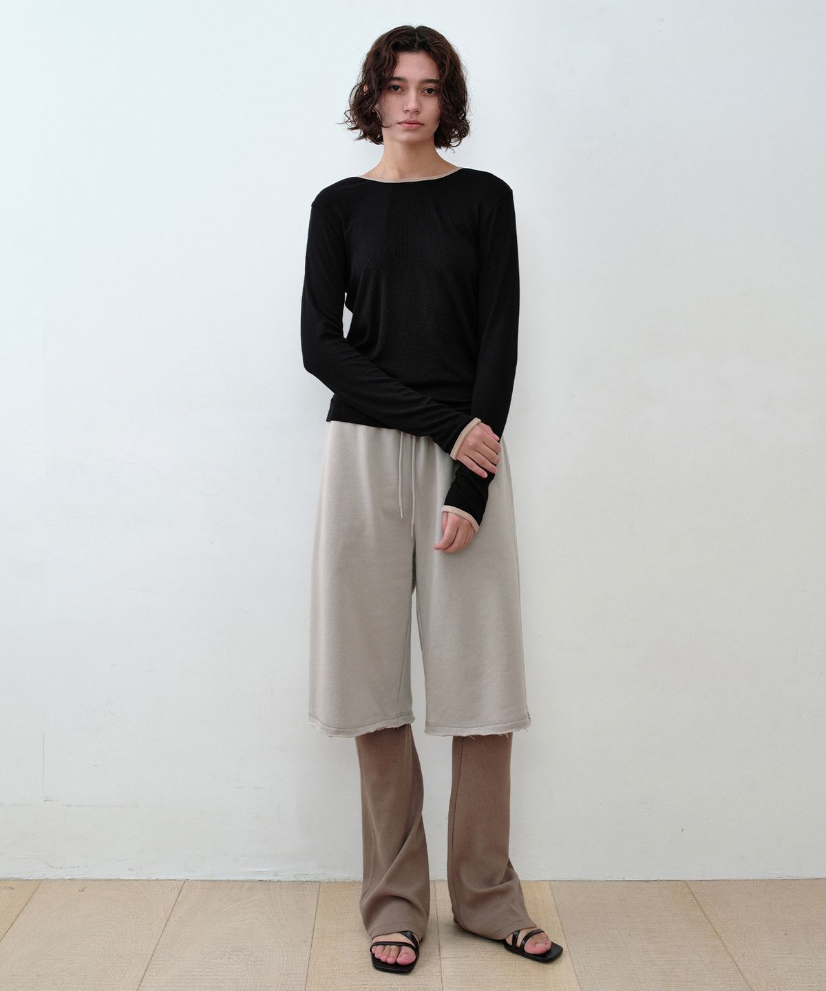 시메트릭 퍼센트(SYMMETRICPERCENT) Bermuda Sweat Pants / Ash Beige