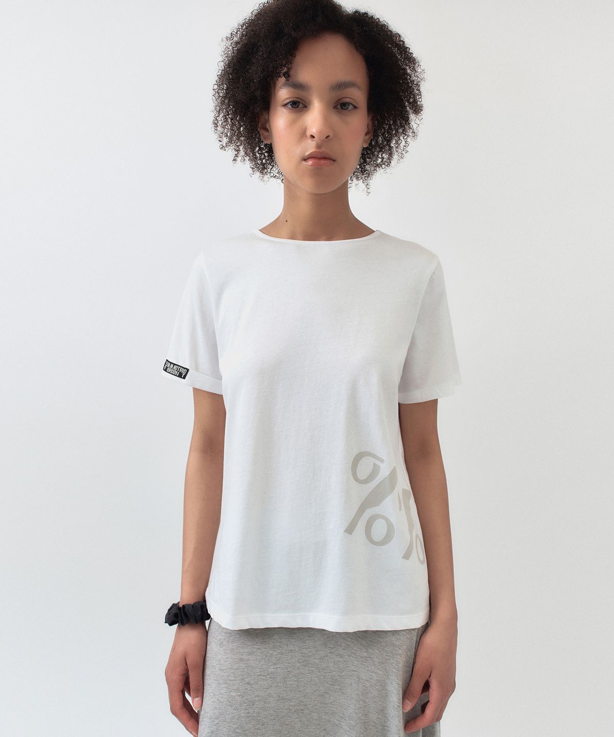 시메트릭 퍼센트(SYMMETRICPERCENT) %% Logo Roll-up T-shirt / White