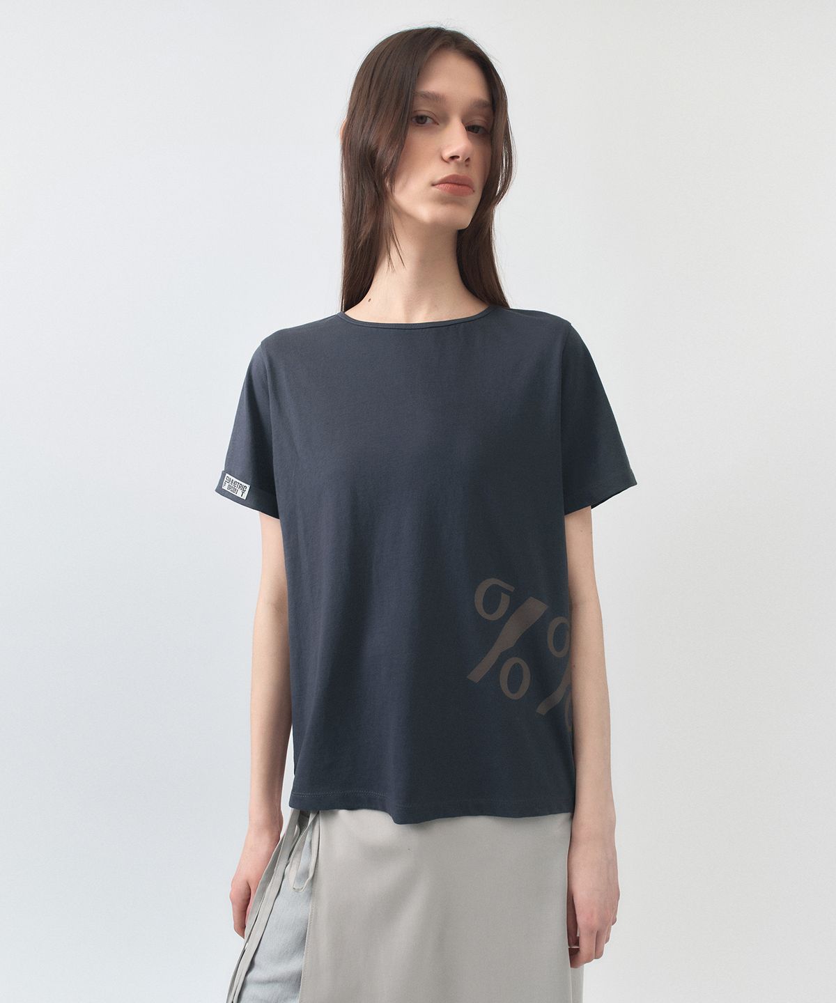 시메트릭 퍼센트(SYMMETRICPERCENT) %% Logo Roll-up T-shirt / Charcoal