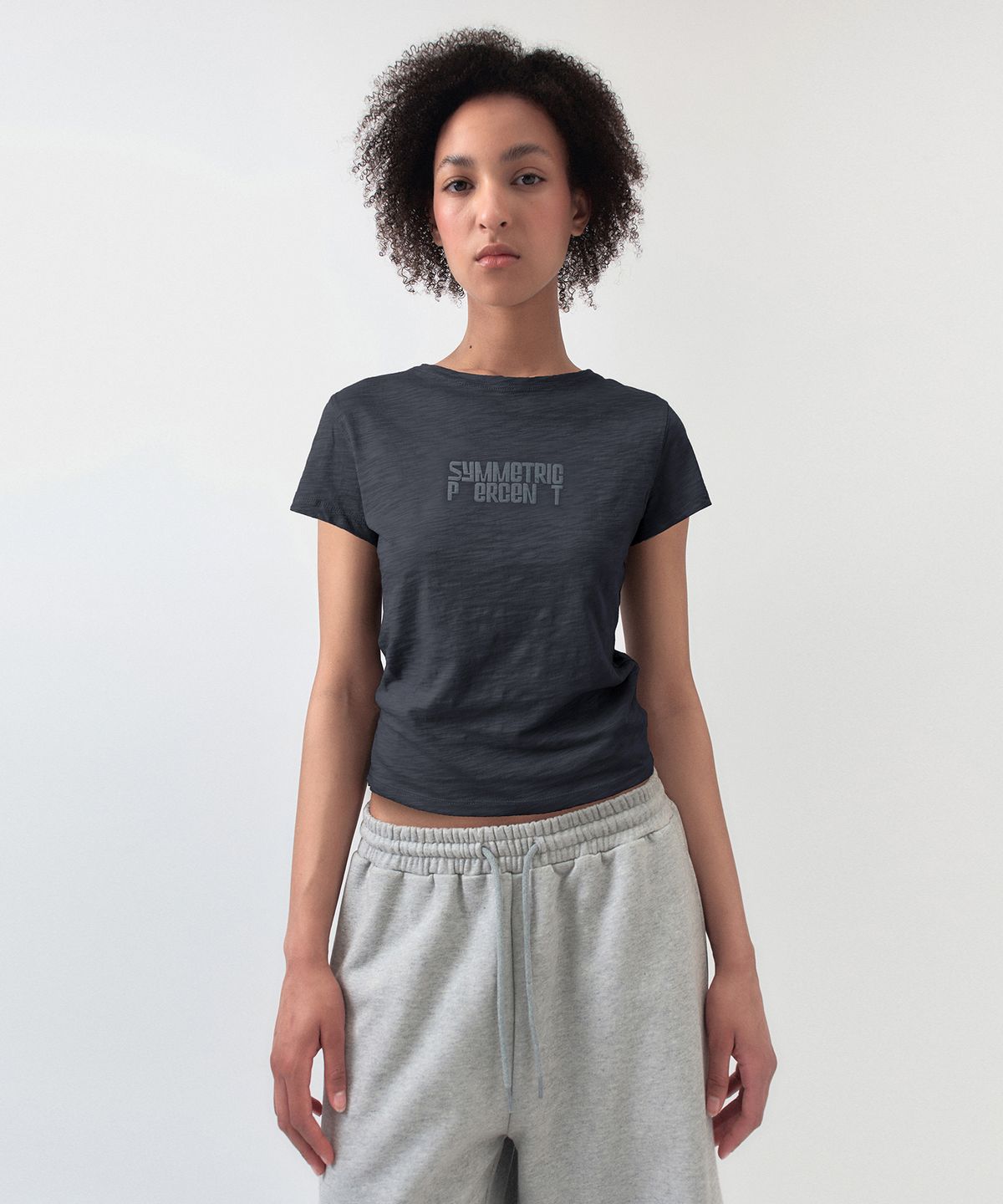 시메트릭 퍼센트(SYMMETRICPERCENT) Plumpy Logo T-shirt / Charcoal