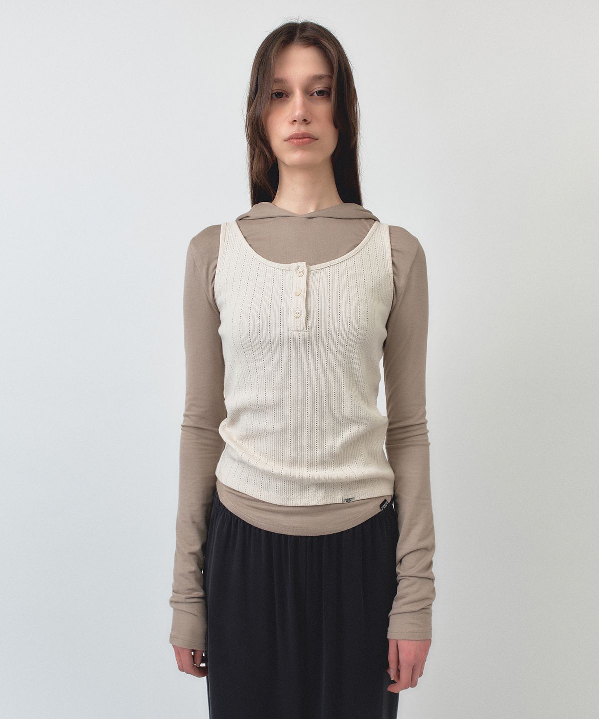 시메트릭 퍼센트(SYMMETRICPERCENT) Henley Neck Sleeveless / Light Beige
