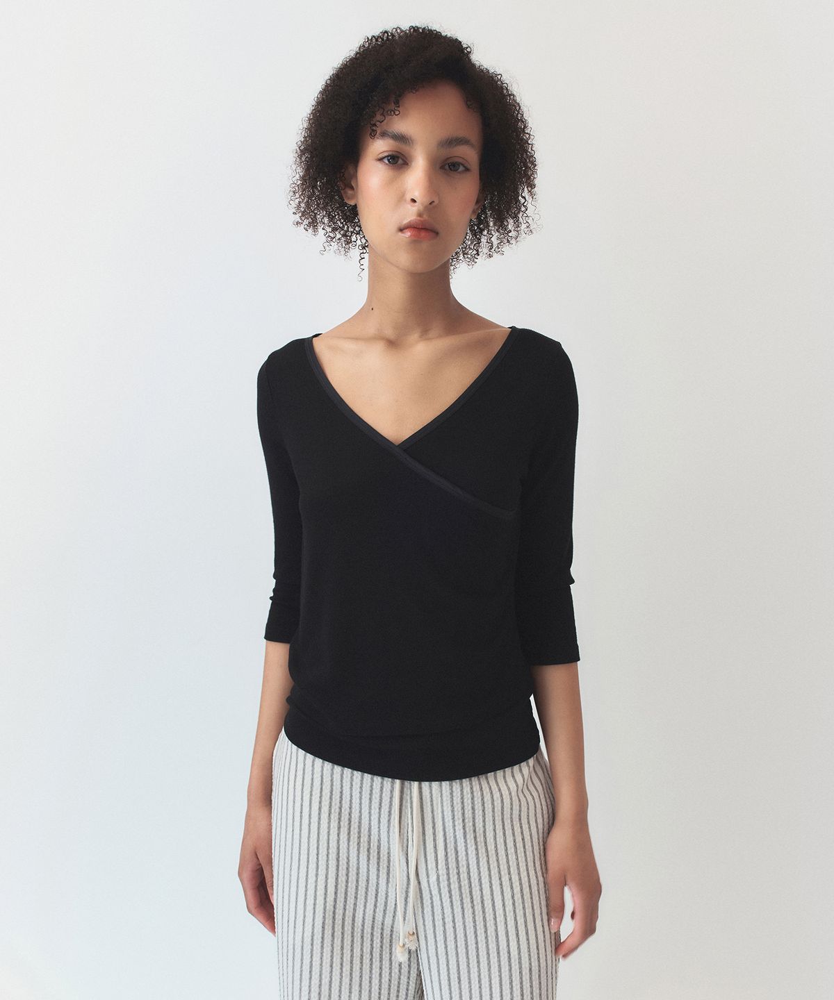 시메트릭 퍼센트(SYMMETRICPERCENT) V Wrap Half Sleeve / Black