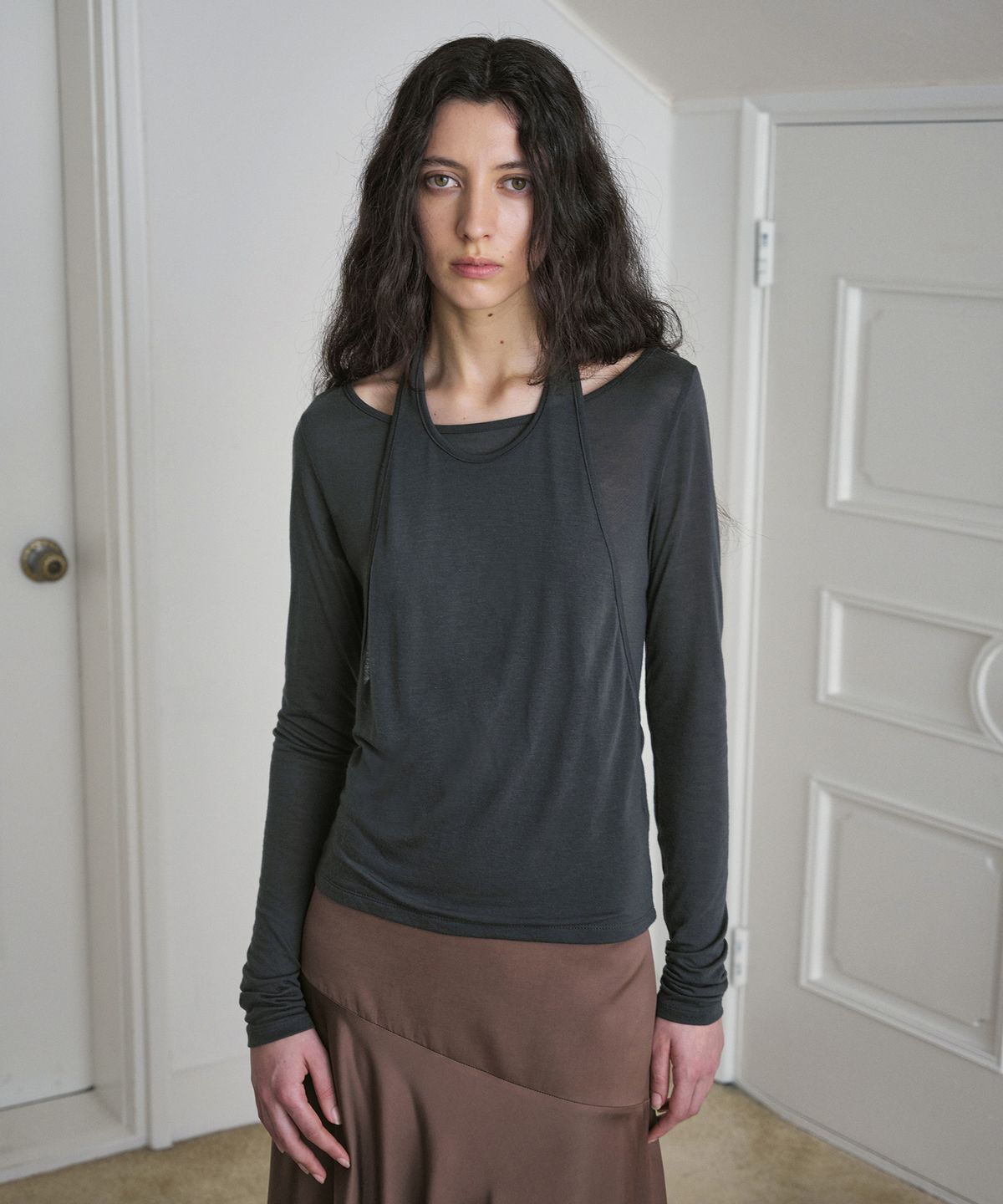 시메트릭 퍼센트(SYMMETRICPERCENT) Halter Layered Long Sleeve / Charcoal