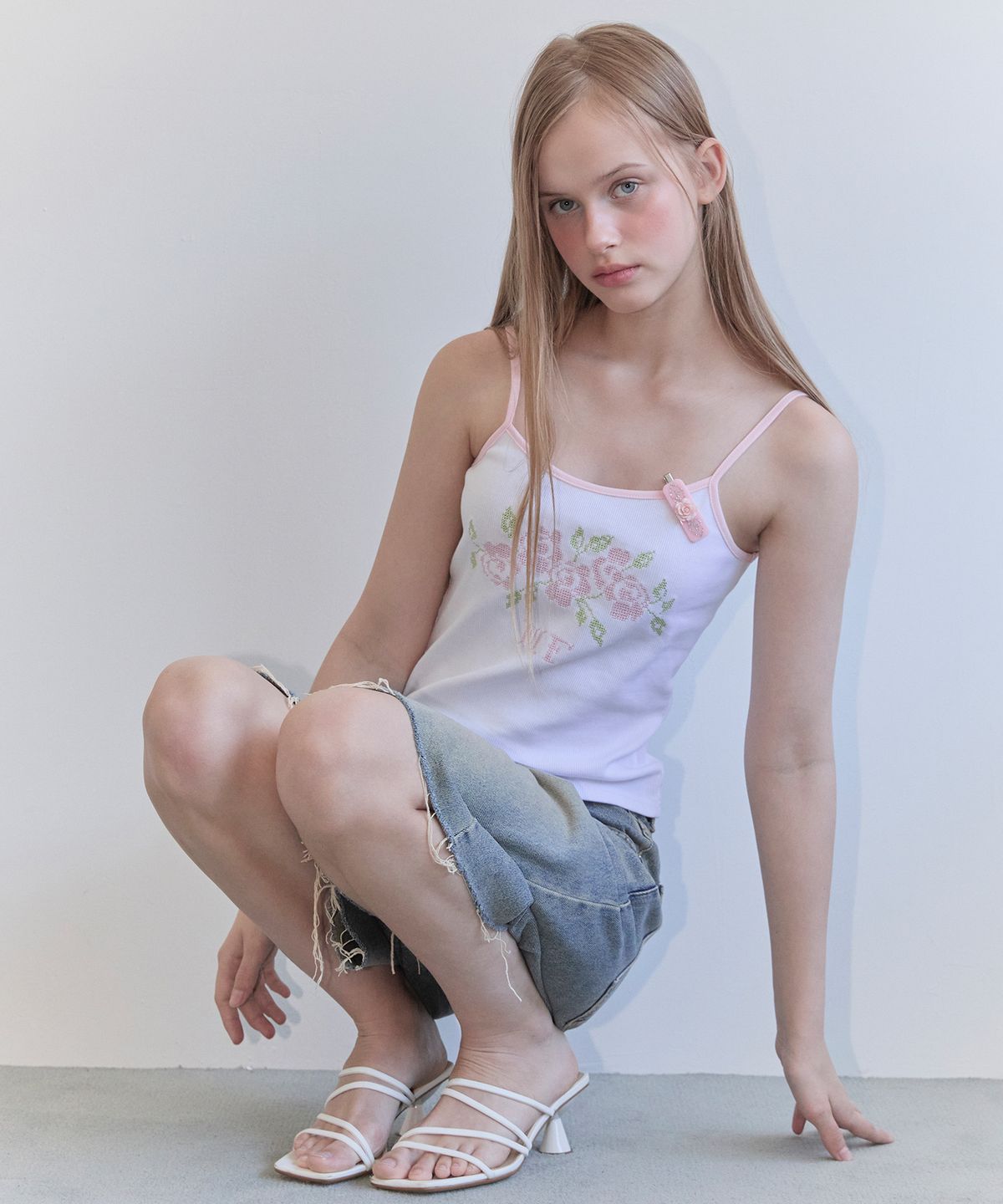 마가린핑거스(MARGARIN FINGERS) ROSE EMBROIDERY TANK TOP (WHITE)