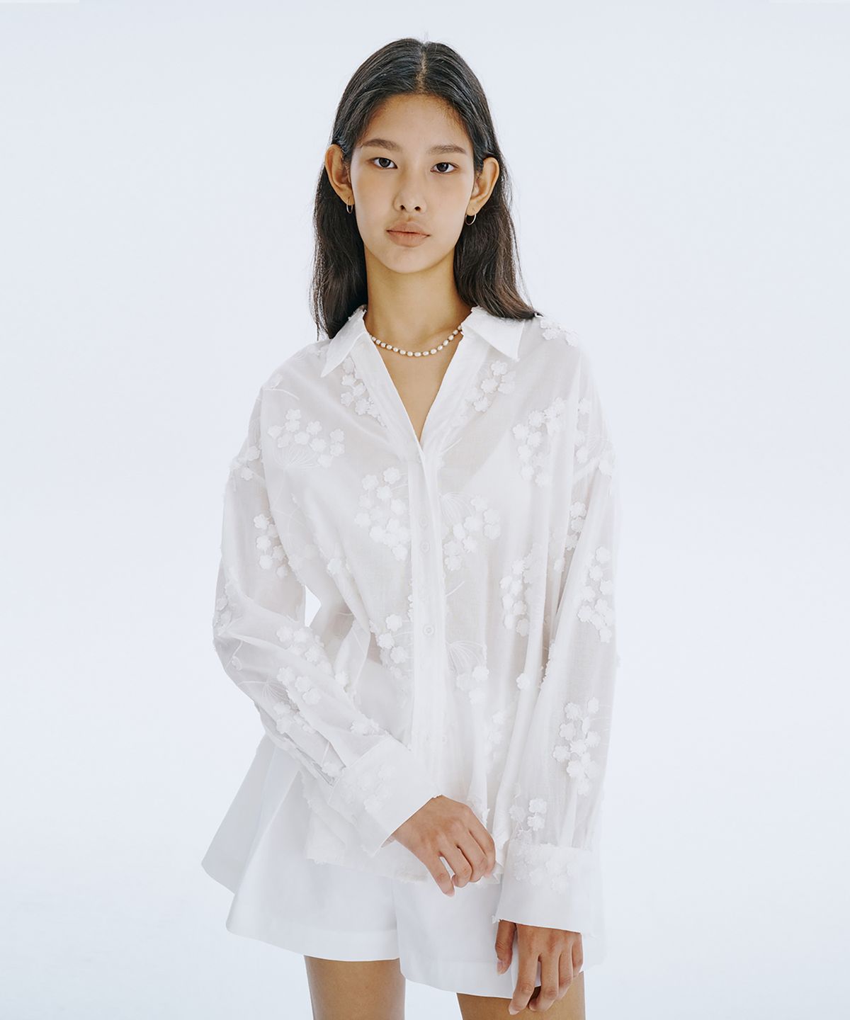 분더캄머(WNDERKAMMER) Applique Embroidery V-neck Shirts_White