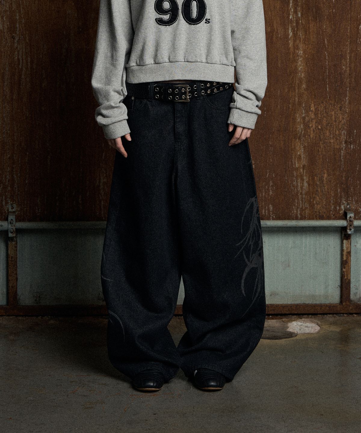런던파퓸스 아카이브(LONDON PARFUMS ARCHIVE) SIDE GRAPHIC CURVED DENIM BLACK