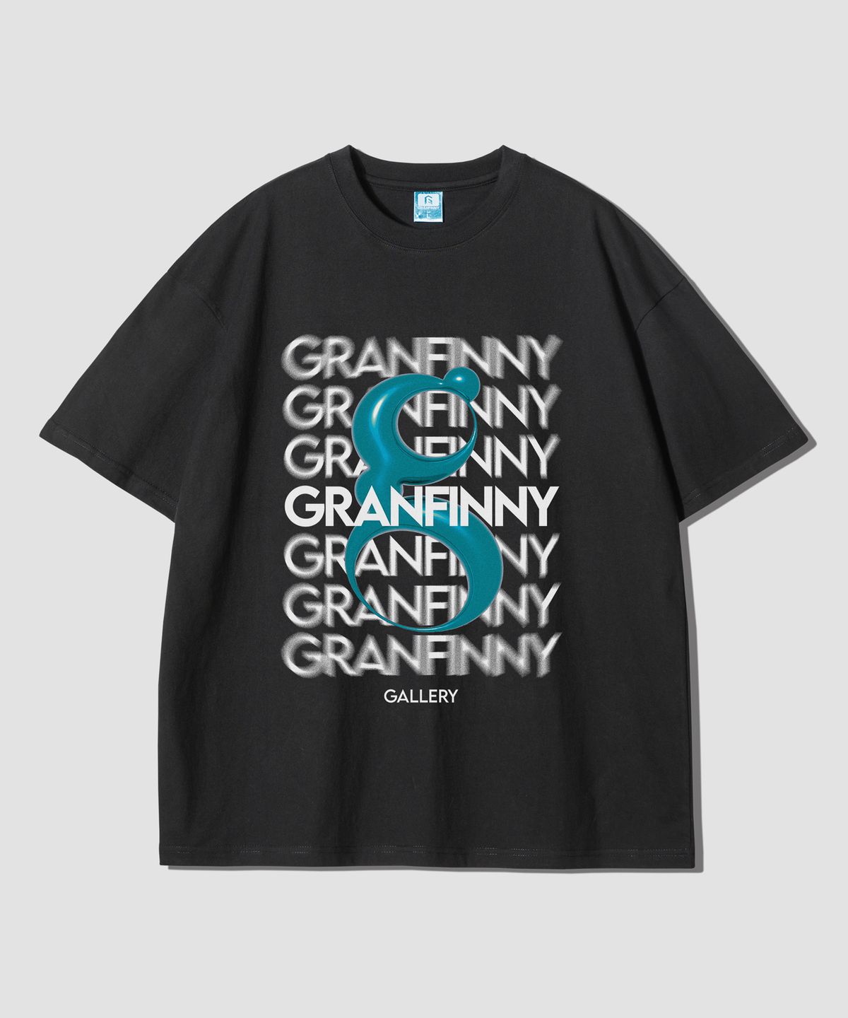 그랜피니(GRANFINNY) 키네틱 타이포 오버핏 반팔티-블랙