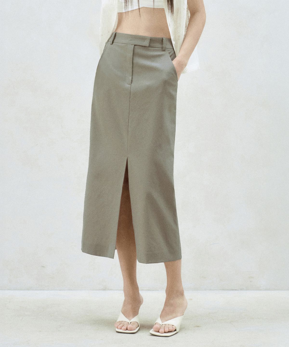리이(RE RHEE) FRONT SLIT MIDI SKIRT