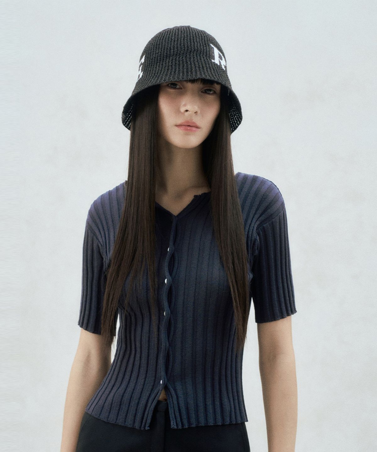 리이(RE RHEE) HALF SLEEVE RIBBED CARDIGAN CHARCOAL GRAY