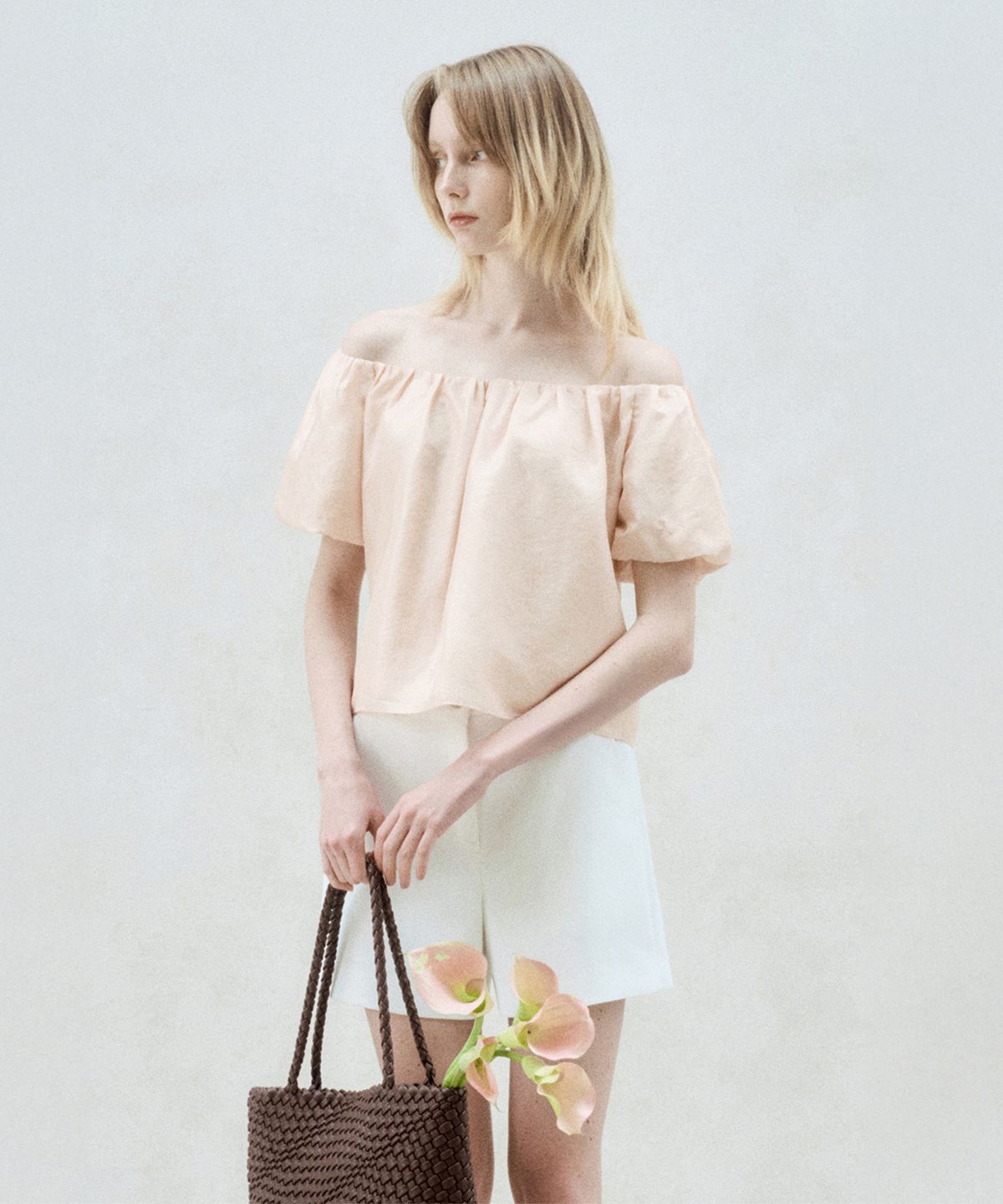리이(RE RHEE) OFF SHOULDER PUFF SLEEVE BLOUSE SALMON