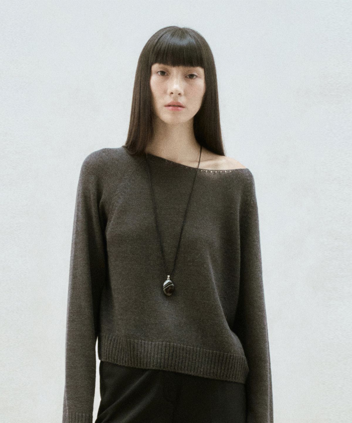 리이(RE RHEE) ROUND NECK SHEER KNIT TOP CHARCOAL GRAY