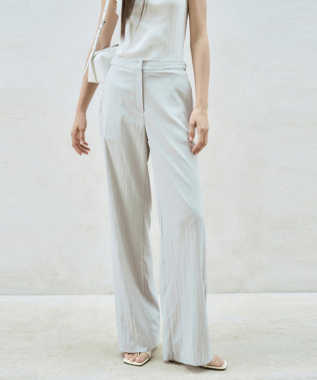 리이(RE RHEE) SIDE BUCKLE DETAIL WIDE LEG TROUSER