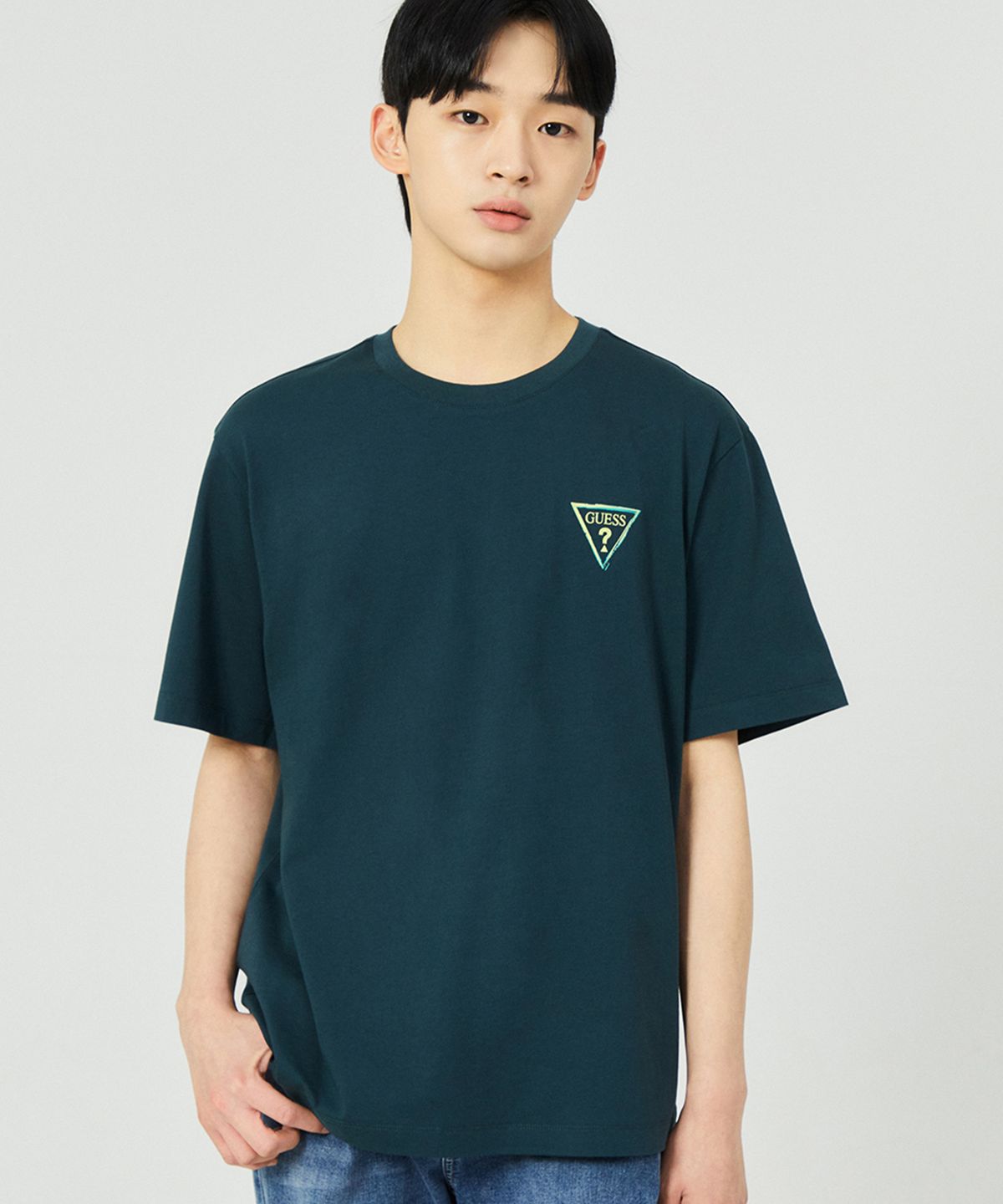 게스(GUESS) 2color 유니 세미오버핏 등판 삼각 로고 반팔티 NP2KE410