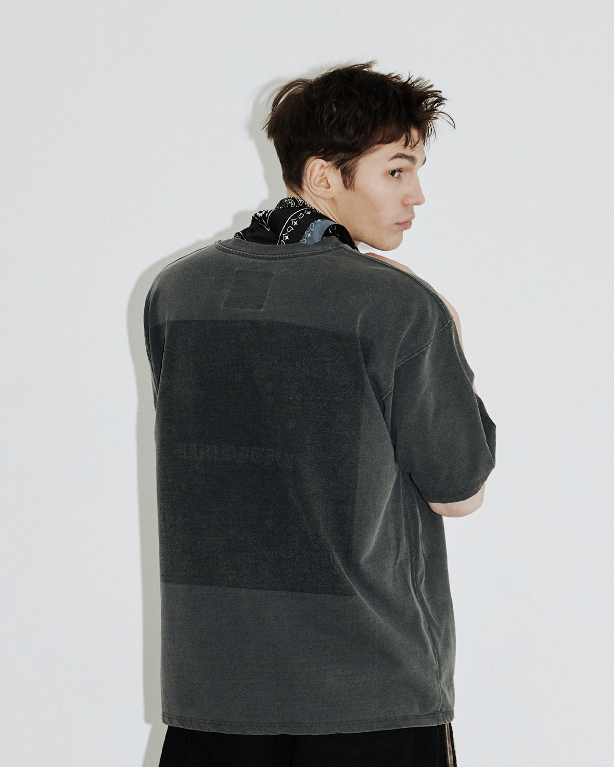 어앰비션(AAMBITION) 빈티지 페이즐리 티셔츠 (애쉬드 차콜)