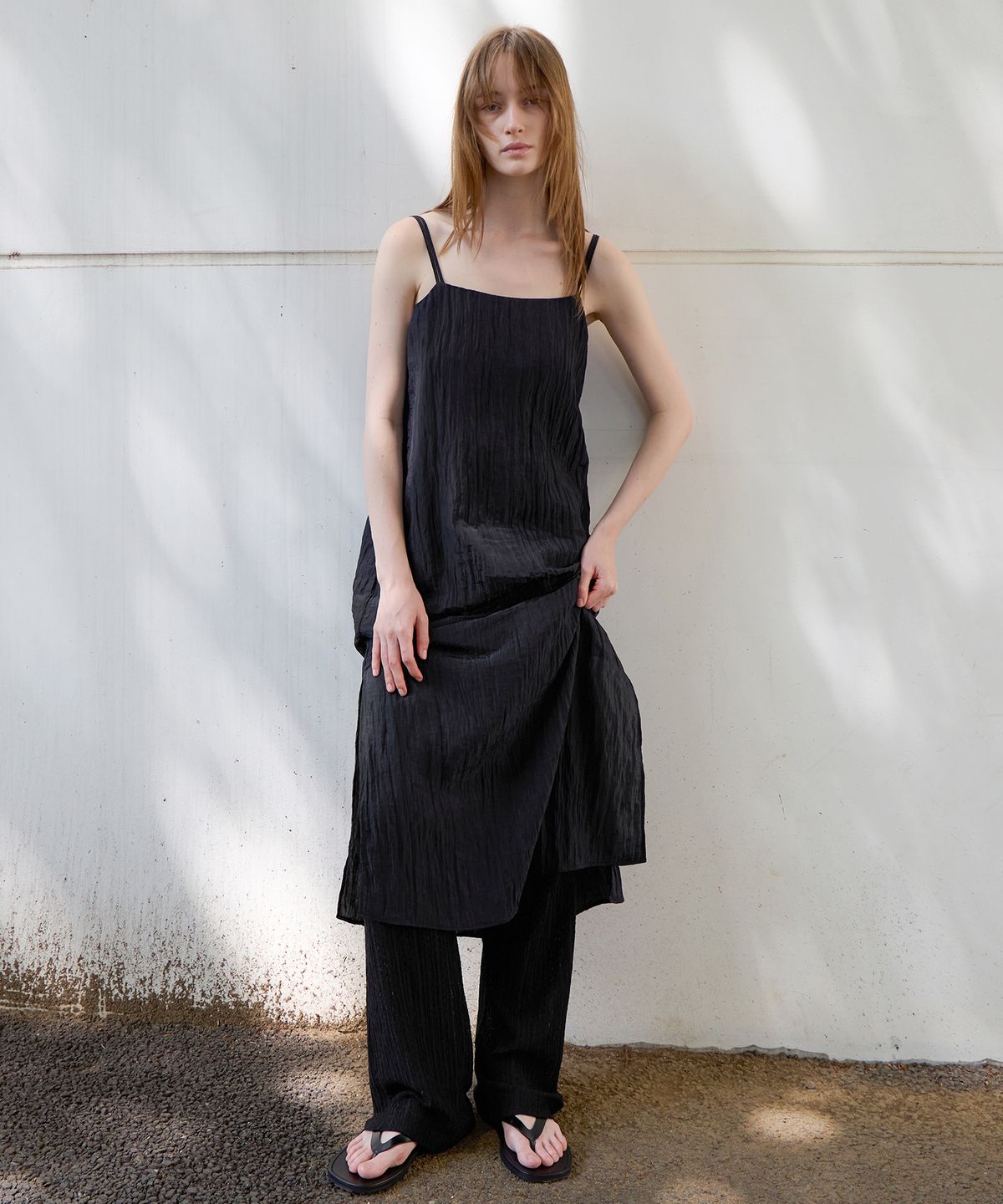 르바(LEVAR) Crease Slip Dress - Black