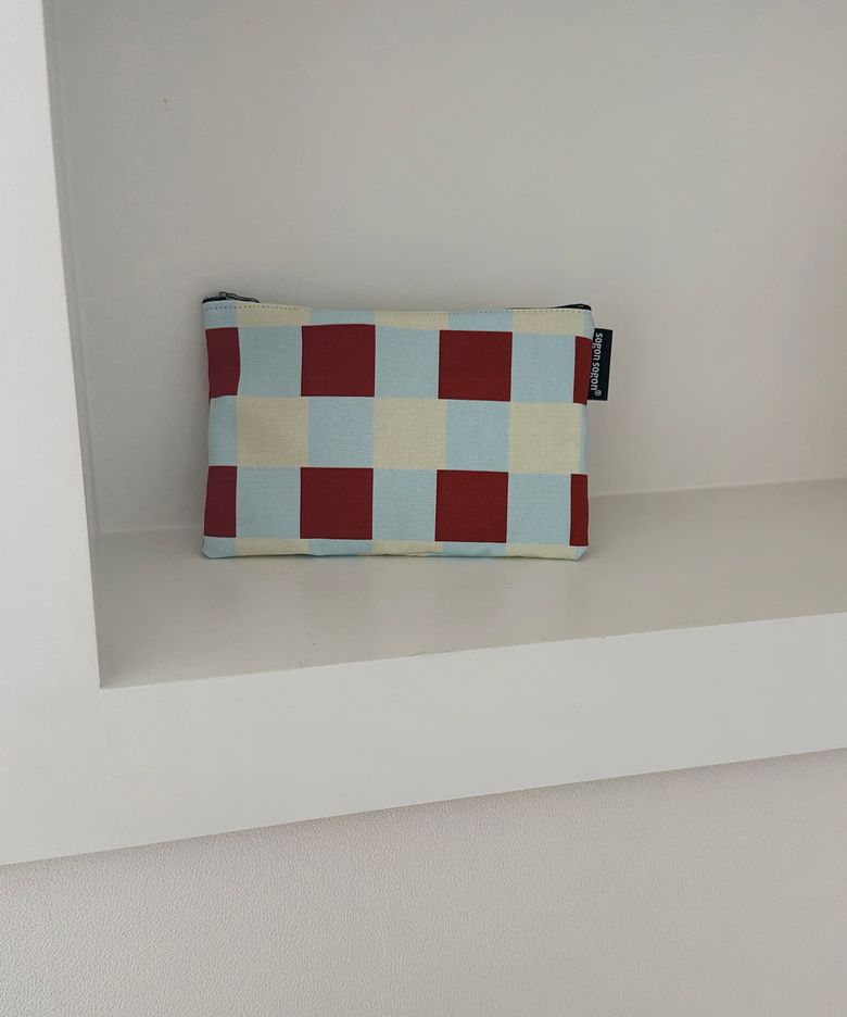 breeze red pouch m