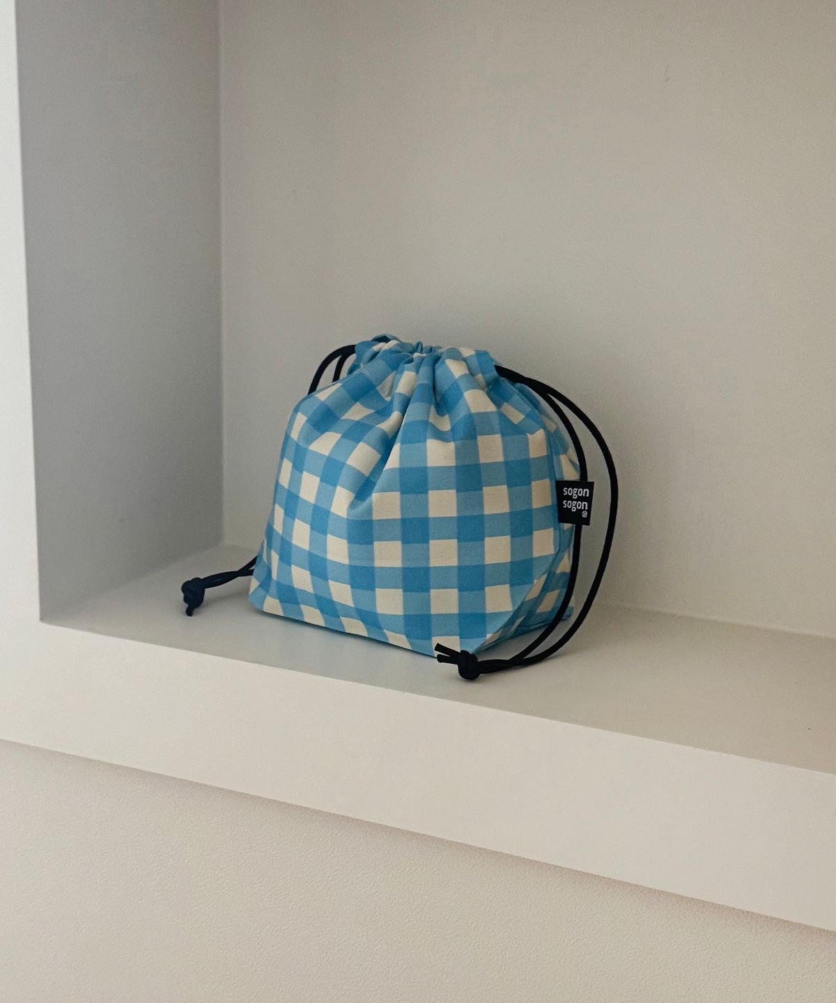 소곤소곤(SOGONSOGON) blue check string pouch w