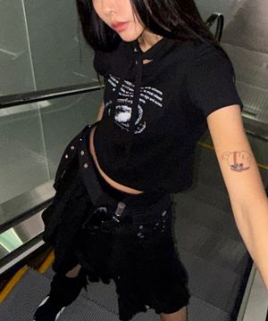 유니버스 스카프 크롭 로고 티_블랙