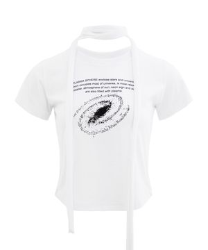 유니버스 스카프 크롭 로고 티_화이트