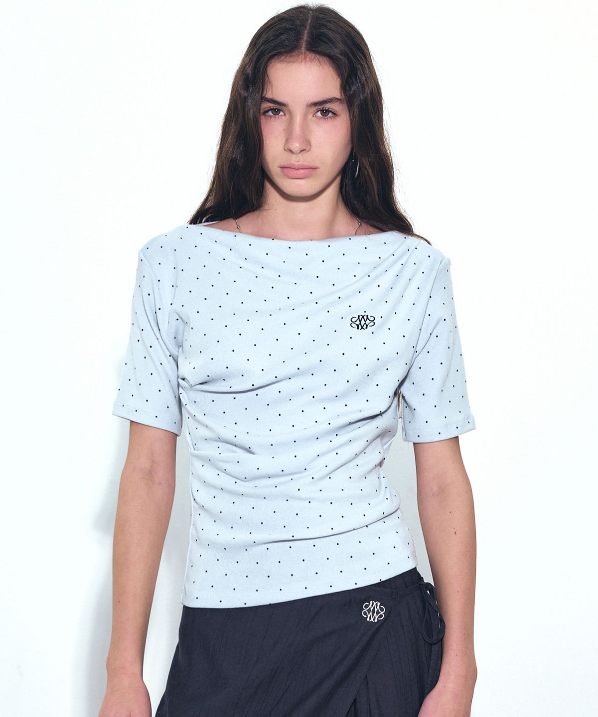 닉앤니콜(NICK&NICOLE) DOT HALF SHIRRING DRAPE BOAT NECK TOP_SORA