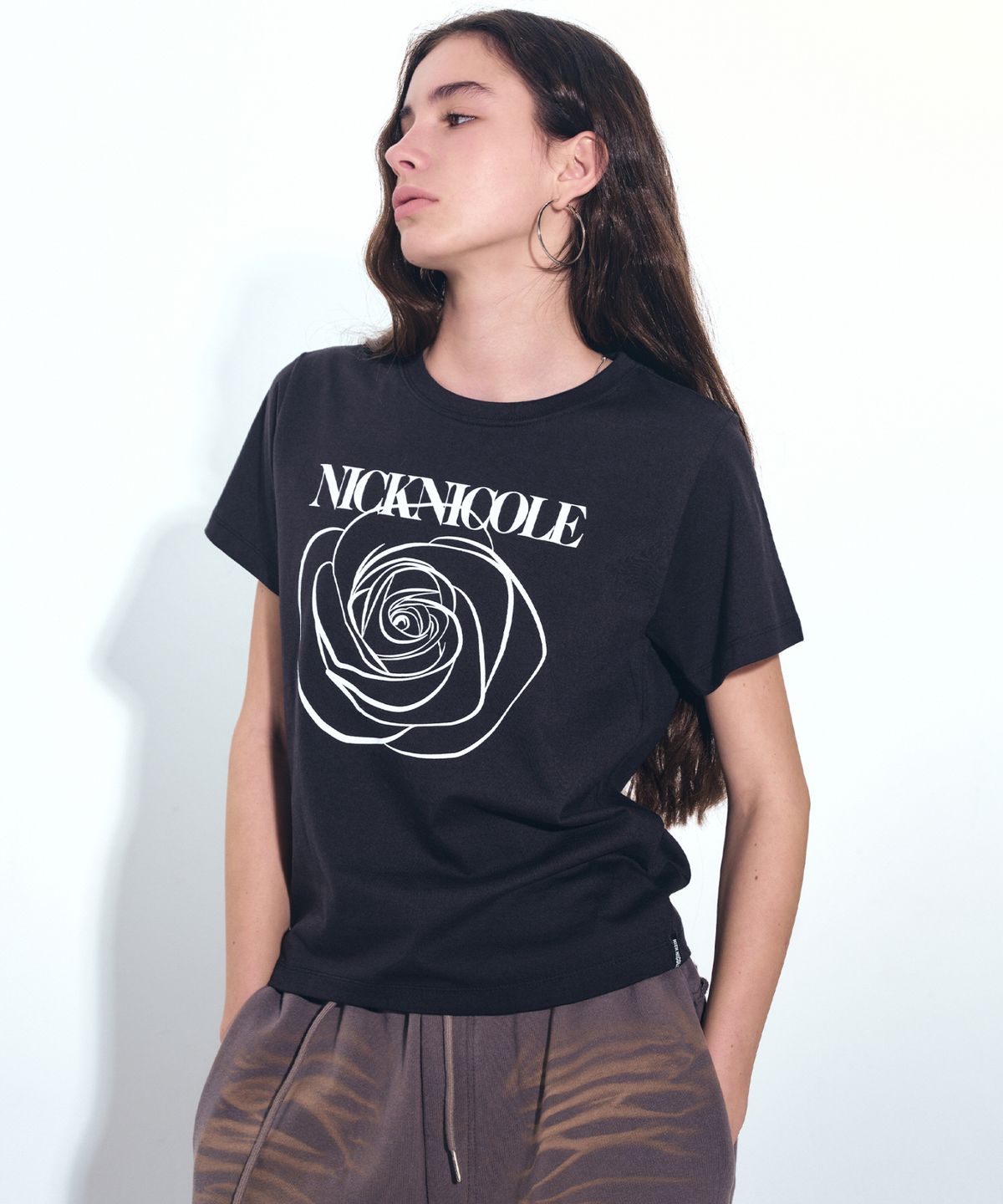 닉앤니콜(NICK&NICOLE) ROSE NICOLE LABEL SLIM TOP_BLACK WHITE