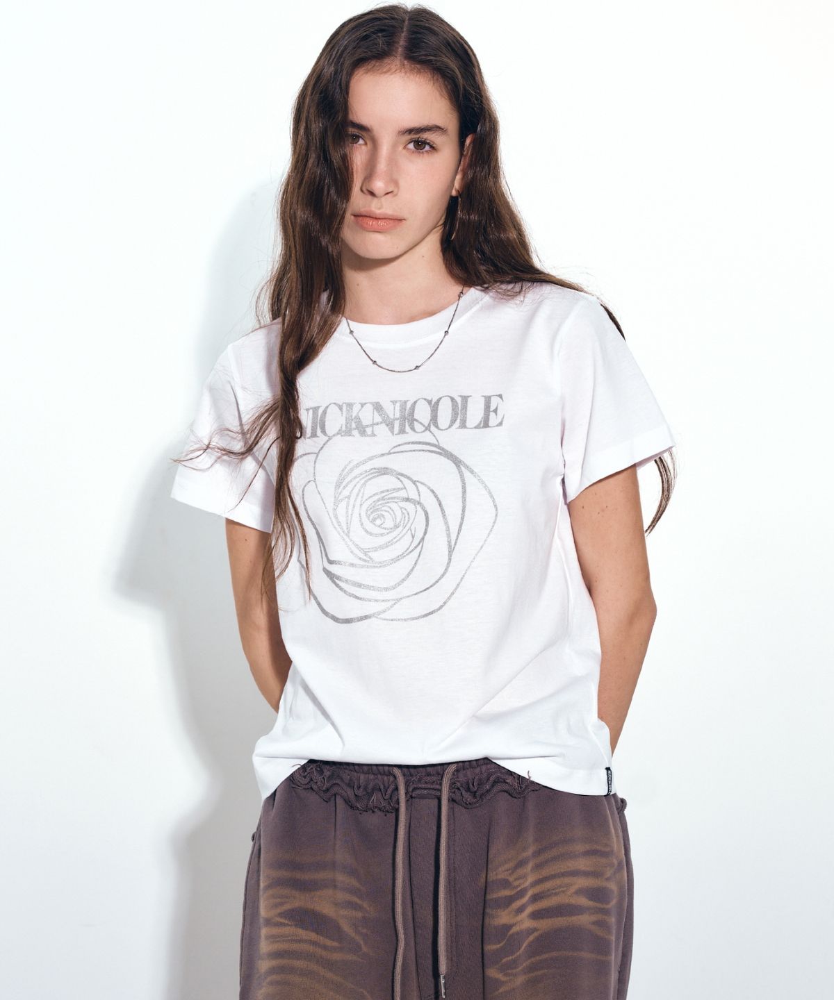 닉앤니콜(NICK&NICOLE) ROSE NICOLE LABEL SLIM TOP_WHITE SILVER