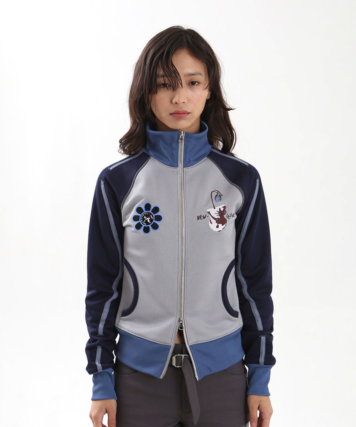 뉴제(NEWGE) Curved Line Track Top (NAVY)