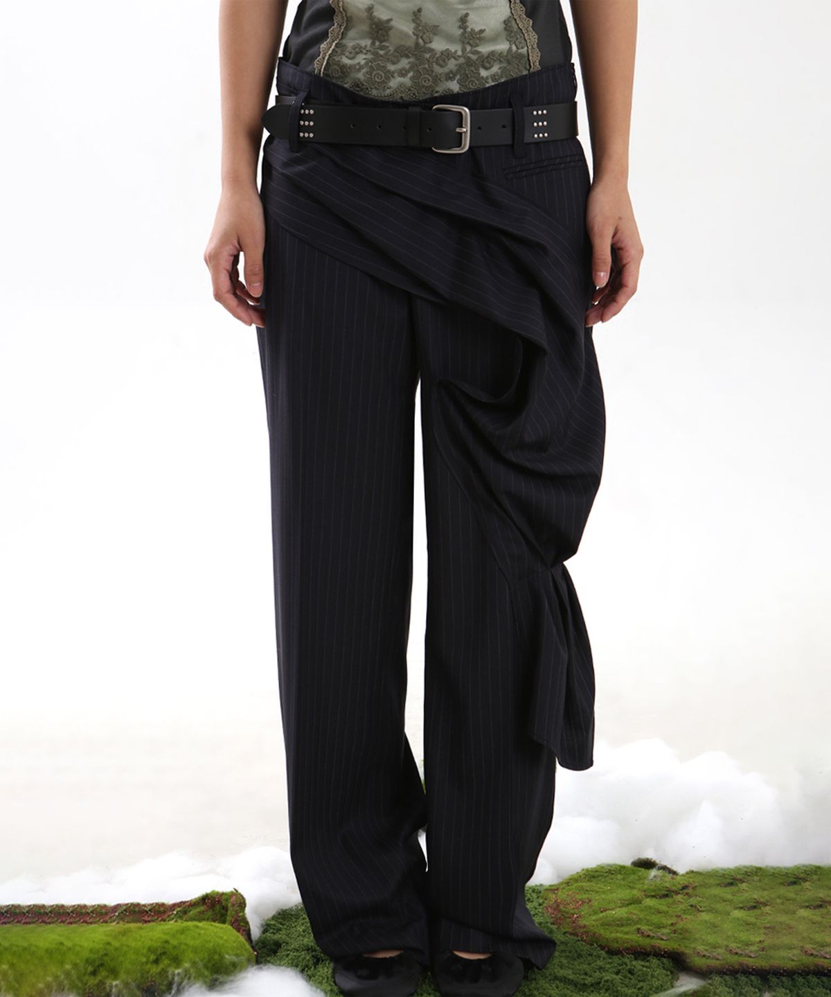 뉴제(NEWGE) Draped Stripe Slacks (BLACK)