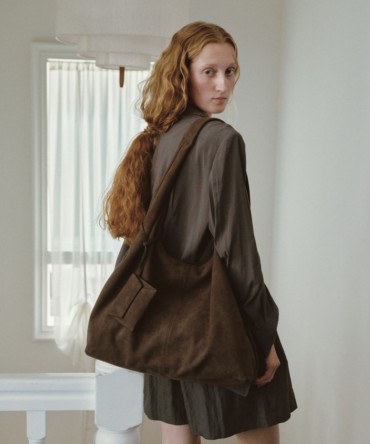 태서울(TAESEOUL) Leaf hobo suede bag (Dark brown)