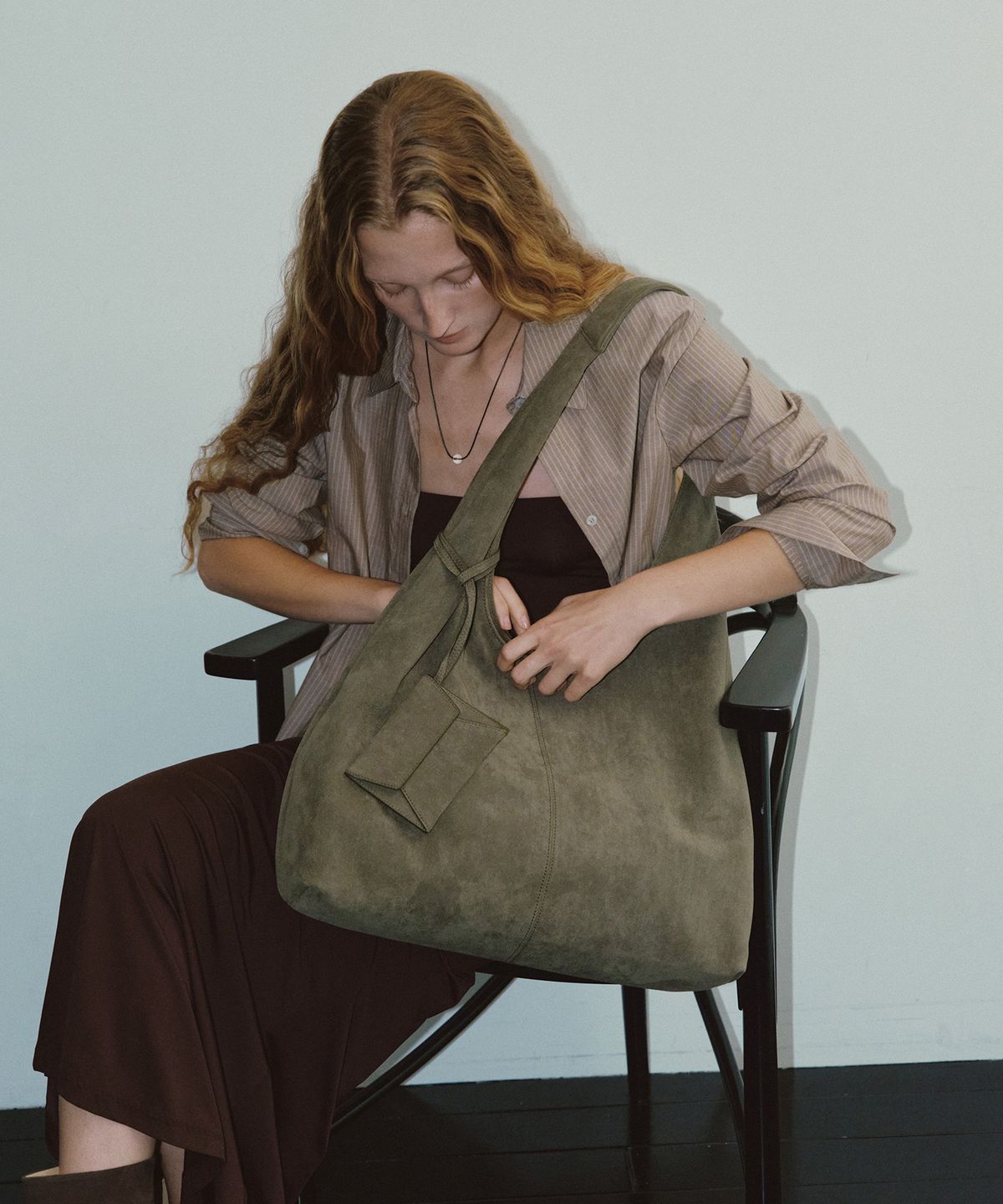 태서울(TAESEOUL) Leaf hobo suede bag (Olive green)